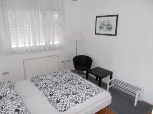 - une chambre avec un lit, un bureau et une chaise dans l'établissement Albatros A1, à Zagreb