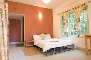 Postel nebo postele na pokoji v ubytování Ananda Tree House Eco Homestay