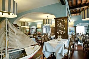 a restaurant with a boat in the middle of a dining room at Hotel Ristorante da Carlos in Santa Maria del Giudice