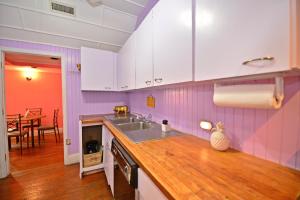 Η κουζίνα ή μικρή κουζίνα στο Historic Apartment in the Heart of Christiansted +8 φωτογραφίες