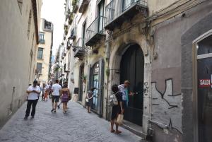 un gruppo di persone che camminano lungo una strada di GuestHost - Dimora del Barone a Salerno