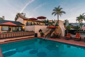 - une piscine en face d'une maison dans l'établissement Brisas Del Mar Inn at the Beach, à Santa Barbara