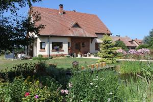 une maison avec un jardin en face dans l'établissement Chambre D'hotes Le Clos Fleuri, à Criel-sur-Mer