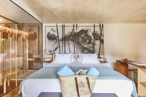 Un dormitorio con una cama con una cesta. en Sa Creu Nova Petit Palais Art & Spa, en Campos