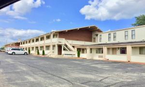 Gallery image of Red Carpet Inn North Chicago in North Chicago