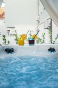 Bazén v ubytování Family Apartment Dubrovnik - private jacuzzi terrace, private parking nebo v jeho okolí