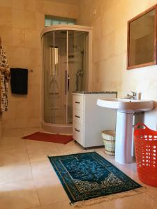 a bathroom with a sink and a shower at Casa Namaste Bed & Breakfast/Appartement in Praia