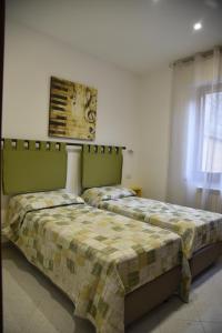 1 dormitorio con 2 camas y un cuadro en la pared en Jazz & Blues Apartments near " Sentiero degli Dei ", en Agerola