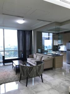ジャカルタにあるThe Peak Residence at Sudirman - 3 BR Exclusive Private Apartmentのリビングルーム(ソファ付)、キッチン