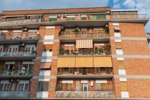 ein Apartmenthaus mit Balkon auf der Seite in der Unterkunft M&M House in Rom