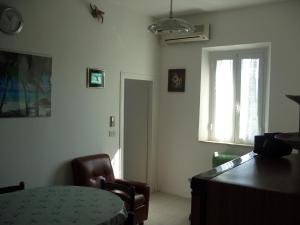 a living room with a table and chairs and a window at Blu Mariner in Vada