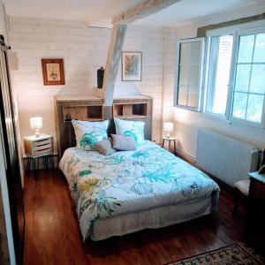 Schlafzimmer mit einem Bett mit blauer Decke in der Unterkunft Domaine de La Clef des Champs in Limeray