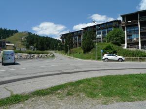 un coche aparcado al lado de una carretera en Studio rénové au pied des pistes, en Font-Romeu