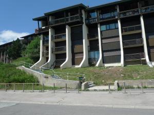 an apartment building with stairs in front of it at Studio rénové au pied des pistes in Font-Romeu