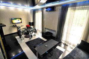 - un salon avec une table et une salle à manger dans l'établissement Hotel Chanel Apartments, à Tbilissi