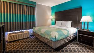Postel nebo postele na pokoji v ubytování Travelodge by Wyndham San Antonio Downtown Northeast