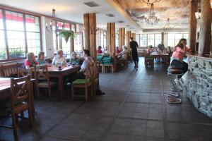 Restoran või mõni muu söögikoht majutusasutuses Hotel Prichovice