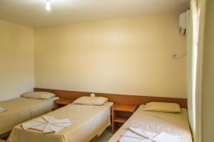 Candeias Hotel Gold Fish tesisinde bir odada yatak veya yataklar