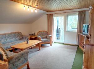 ein Wohnzimmer mit einem Sofa und einem Couchtisch in der Unterkunft Ferienwohnung Martin in Thalfang