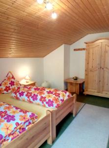 ThalfangにあるFerienwohnung Martinの木製の天井が特徴のベッドルーム1室(ベッド1台付)