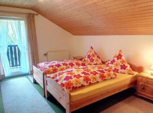 ThalfangにあるFerienwohnung Martinのベッドルーム1室(枕付きのベッド1台、窓付)