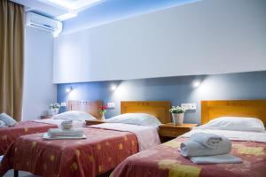 Hotel Rodon tesisinde bir odada yatak veya yataklar