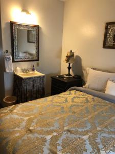 una camera d'albergo con letto e lavandino di The Courtland Hotel & Spa a Fort Scott