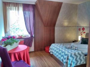 Un pat sau paturi într-o cameră la Motel Rezydent