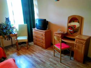 Televízia a/alebo spoločenská miestnosť v ubytovaní Motel Rezydent
