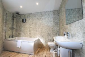The Old Bank - Your Apartment في بريستول: حمام مع حوض ومغسلة ومرحاض
