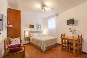 Postel nebo postele na pokoji v ubytování Apartamentos Gadi Corral Siglo XVI