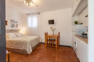 Postel nebo postele na pokoji v ubytování Apartamentos Gadi Corral Siglo XVI