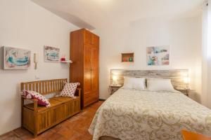 Postel nebo postele na pokoji v ubytování Apartamentos Gadi Corral Siglo XVI