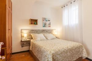 Postel nebo postele na pokoji v ubytování Apartamentos Gadi Corral Siglo XVI