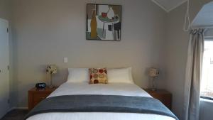 una camera con un letto e una foto appesa al muro di The Ohakune Central Motels a Ohakune Altre 2 foto