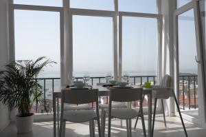 パーソ・デ・アルコスにあるOcean View Suiteのダイニングルーム(テーブル、椅子、窓付)