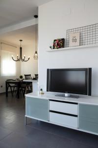 バレンシアにあるFLORIT FLATS - Stylish 2 Bedroom AC Wifi Terrace Attic in Valencia Centerのリビングルーム(白いエンターテイメントセンター、薄型テレビ付)