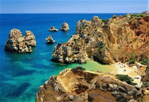 un grupo de rocas en el océano con una playa en Casa Da Vila, en Bensafrim