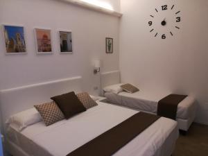 Postel nebo postele na pokoji v ubytování B&B Suites Via del Mare