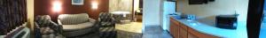 アマリロにあるThe Executive Inn & Suitesのバスルーム(ソファ、テレビ付きのリビングルーム付)