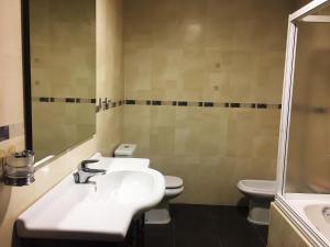 アリカンテにあるBel Appartement Face A La Merのバスルーム(トイレ2つ、シンク、シャワー付)