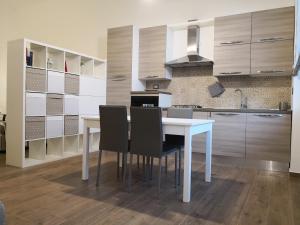 cocina con mesa blanca y sillas en Tiny House Naxos en Giardini Naxos