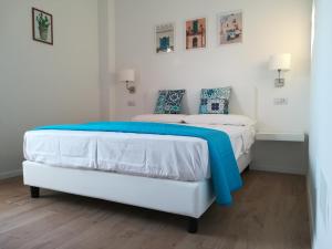 Postel nebo postele na pokoji v ubytování B&B Suites Via del Mare