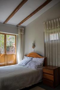 烏魯班巴的住宿－Eco Lodge Los Perales-Urubamba，一间卧室设有一张床和一个窗口