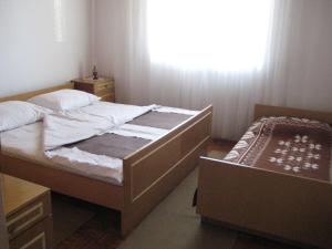 Säng eller sängar i ett rum på Dragica