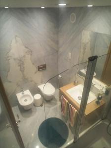 サン・マルティーニョ・ド・ポルトにあるMy Homeのバスルーム(トイレ、洗面台付)