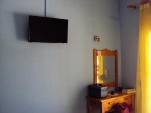 Una televisión o centro de entretenimiento en Stamatia Rooms
