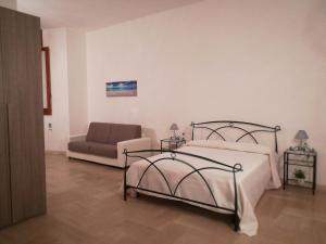 a bedroom with a bed and a couch at Le Strazzigne in Marittima