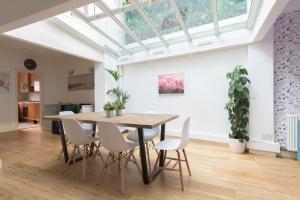 Gallery image of The Harrods Mews - Modern 4BDR + Rooftop & Garage in London