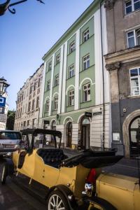 une voiturette de golf jaune garée devant un bâtiment dans l'établissement Luxury in the Heart of the Old Town, à Cracovie